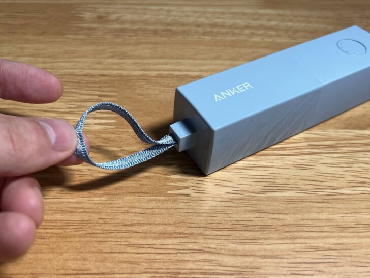 Anker 511 Power Bankのストラップ