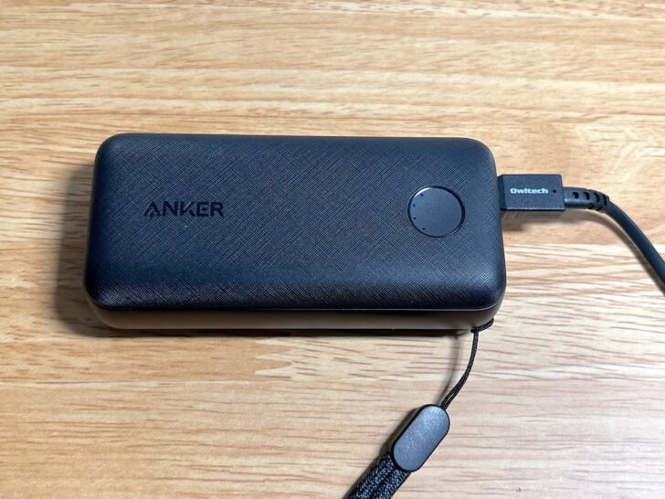 Anker PowerCore 10000 PD Reduxの表面はシボ加工がされている