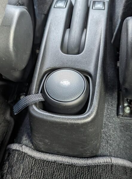 車内中央のドリンクホルダーにAnker Soundcore Mini 3をセット
