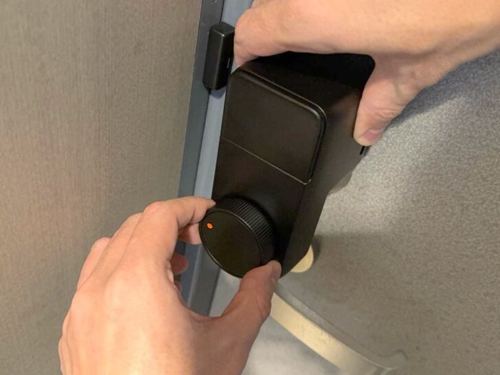 内側から自宅のカギに取り付けるSwitchBotロックPro