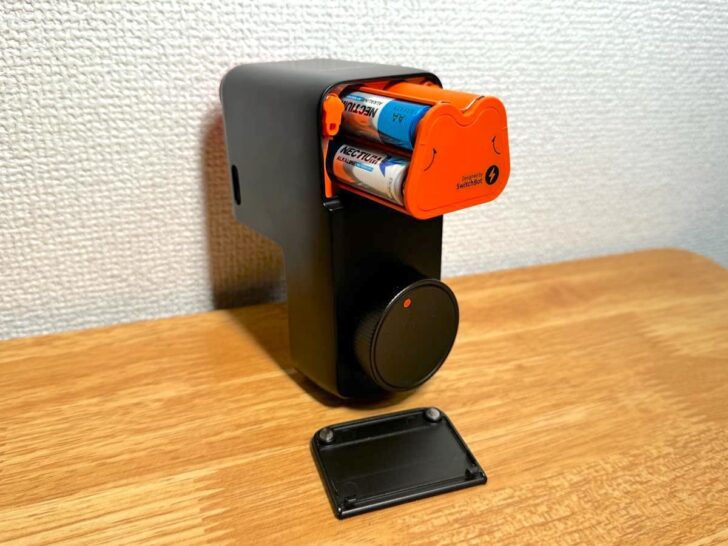 単3形の乾電池4本で動作するSwitchBotロックPro