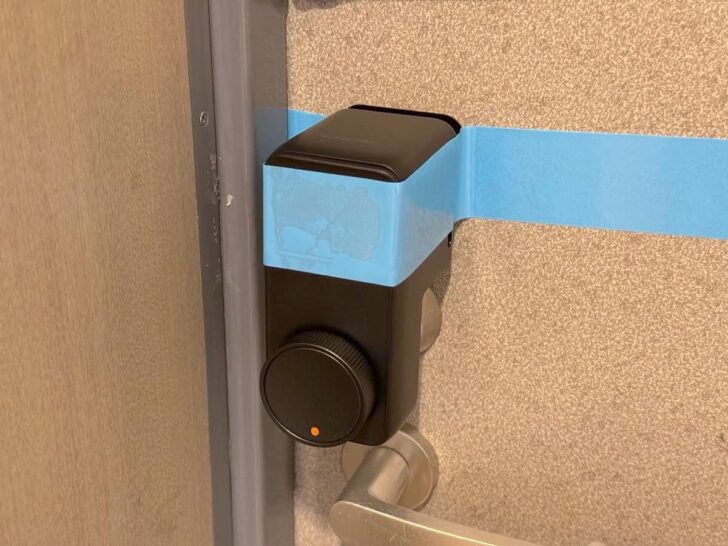 3Mの強力な両面テープで固定するSwitchBotロックPro