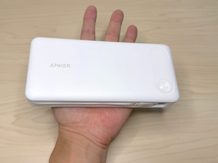 Anker Power Bank (20000mAh, 87W)を手のひらに乗せたところ