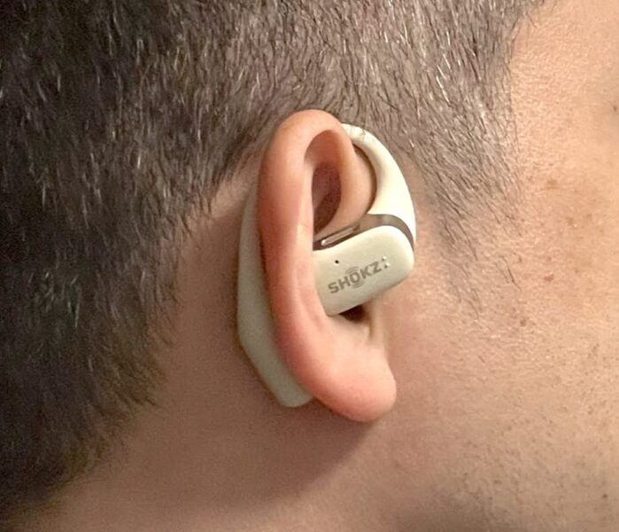 あらゆる耳の形状にしなやかにフィットするOpenFit