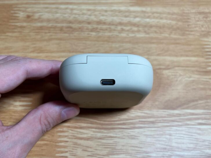 ケース背面のUSB-Cポートから充電