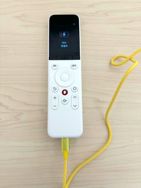 SwitchBot 学習リモコンを充電している様子