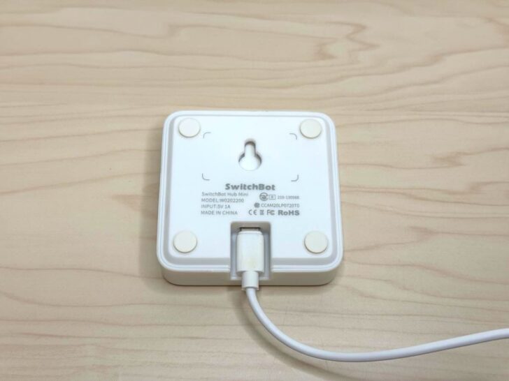 裏には壁掛け用の穴がついている